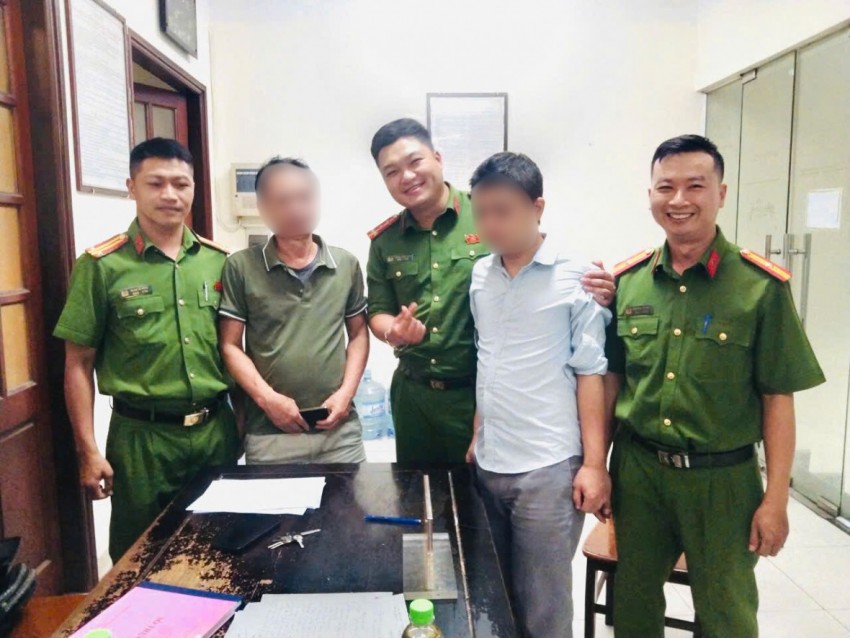 Công an phường Hồng Hà cùng người thân động viên nam thanh niên sau khi được ngăn chặn kịp thời ý định nhảy cầu Chương Dương tự vẫn.