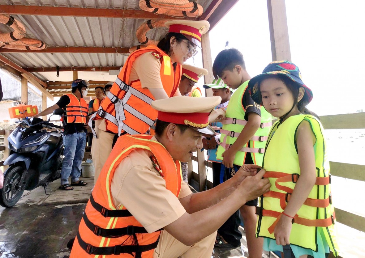 Cà Mau tăng cường đảm bảo an toàn giao thông đường thủy mùa mưa bão
