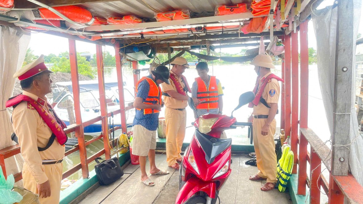 Cà Mau tăng cường đảm bảo an toàn giao thông đường thủy mùa mưa bão