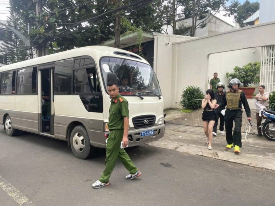 Đột kích nhiều tụ điểm sử dụng ma túy trái phép, Công an Gia Lai tạm giữ nhiều đối tượng