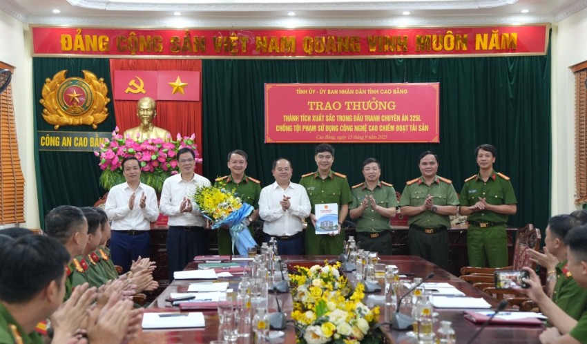 Các đồng chí lãnh đạo tỉnh khen thưởng Công an tỉnh về thành tích xuất sắc trong đấu tranh chuyên án 325L 