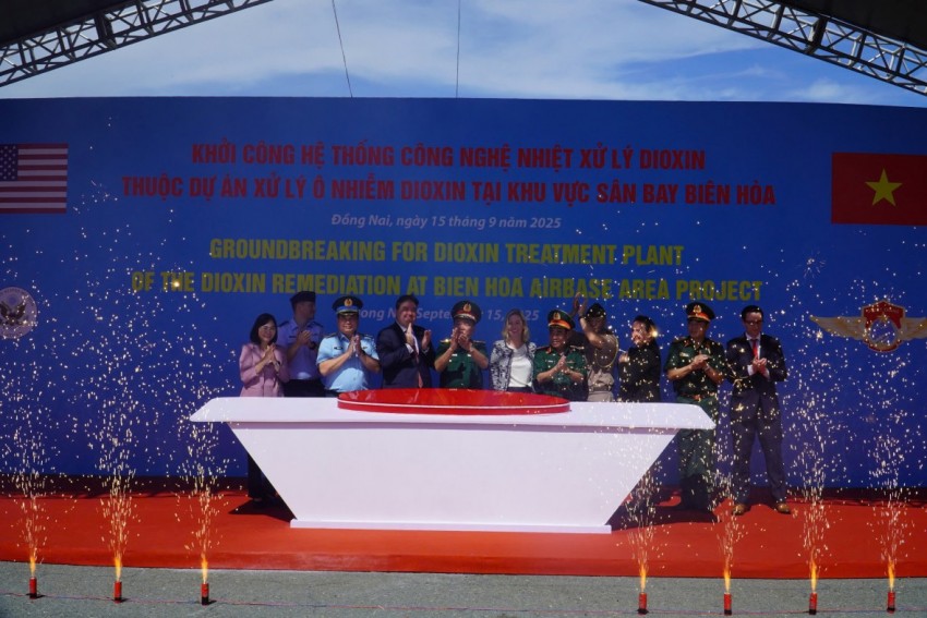 Trao chứng nhận làm sạch dioxin 6ha đất trong khu vực sân bay Biên Hòa