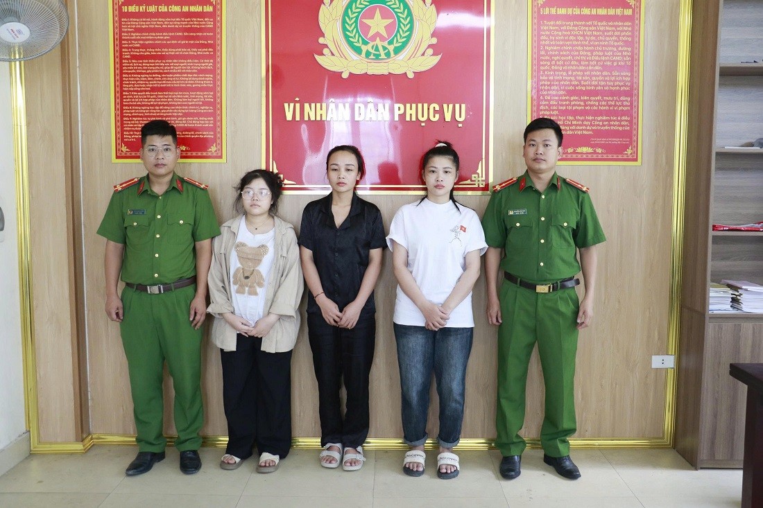 Các đối tượng (ở giữa) cầm đầu đường dây - Ảnh Công an Nghệ An. Các đối tượng (ở giữa) cầm đầu đường dây - Ảnh Công an Nghệ An.