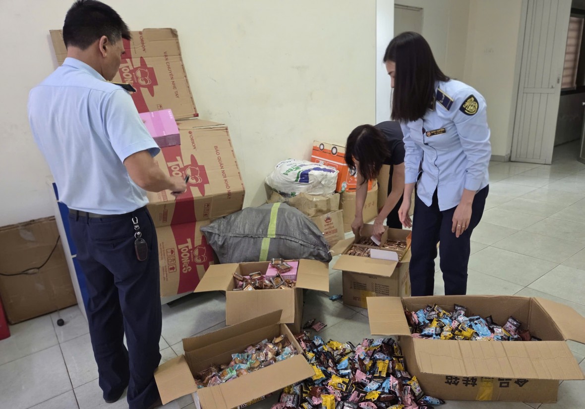 Quản lý thị trường Hà Nội liên tiếp phát hiện vi phạm kinh doanh bánh Trung Thu. Quản lý thị trường Hà Nội liên tiếp phát hiện vi phạm kinh doanh bánh Trung Thu.