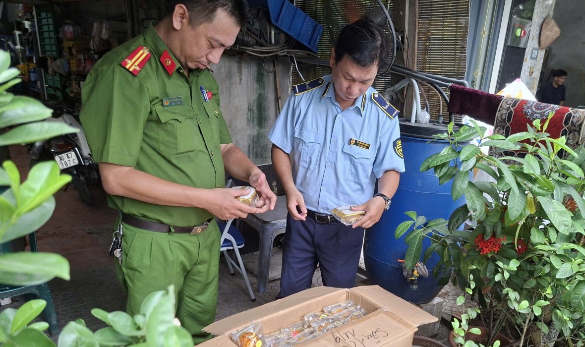 Quản lý thị trường Hà Nội liên tiếp phát hiện vi phạm kinh doanh bánh Trung Thu Quản lý thị trường Hà Nội liên tiếp phát hiện vi phạm kinh doanh bánh Trung Thu