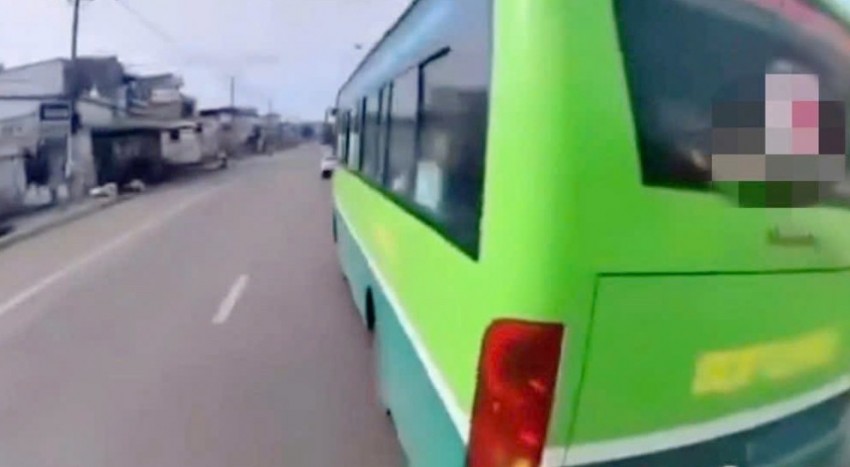 CSGT Đồng Nai lập biên bản, xử phạt tài xế xe buýt lấn làn, vượt ẩu trên QL20