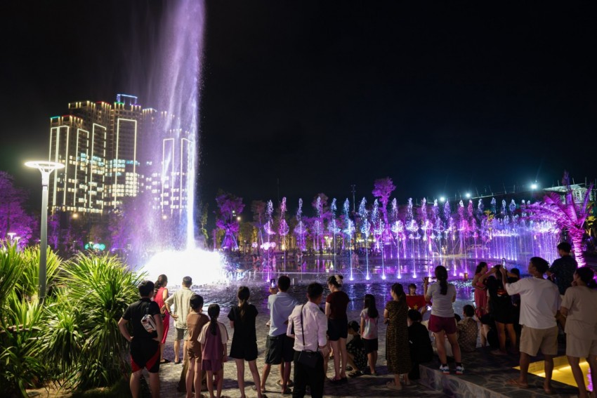 Quảng trường nhạc nước ánh sáng trở thành điểm vui chơi giải trí mới ấn tượng của người Nghệ An Quảng trường nhạc nước ánh sáng trở thành điểm vui chơi giải trí mới ấn tượng của người Nghệ An