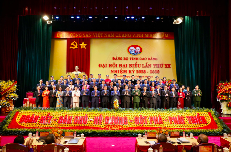 Ban Chấp hành nhiệm kỳ 2025-2030 ra mắt Đại hội. Ban Chấp hành nhiệm kỳ 2025-2030 ra mắt Đại hội.