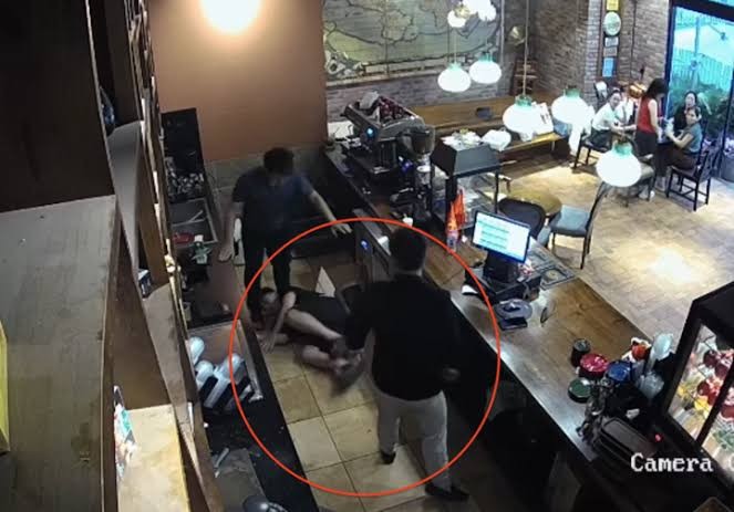 Công an vào cuộc vụ hành hung nhân viên quán cà phê vì bị nhắc nhở không hút thuốc Công an vào cuộc vụ hành hung nhân viên quán cà phê vì bị nhắc nhở không hút thuốc