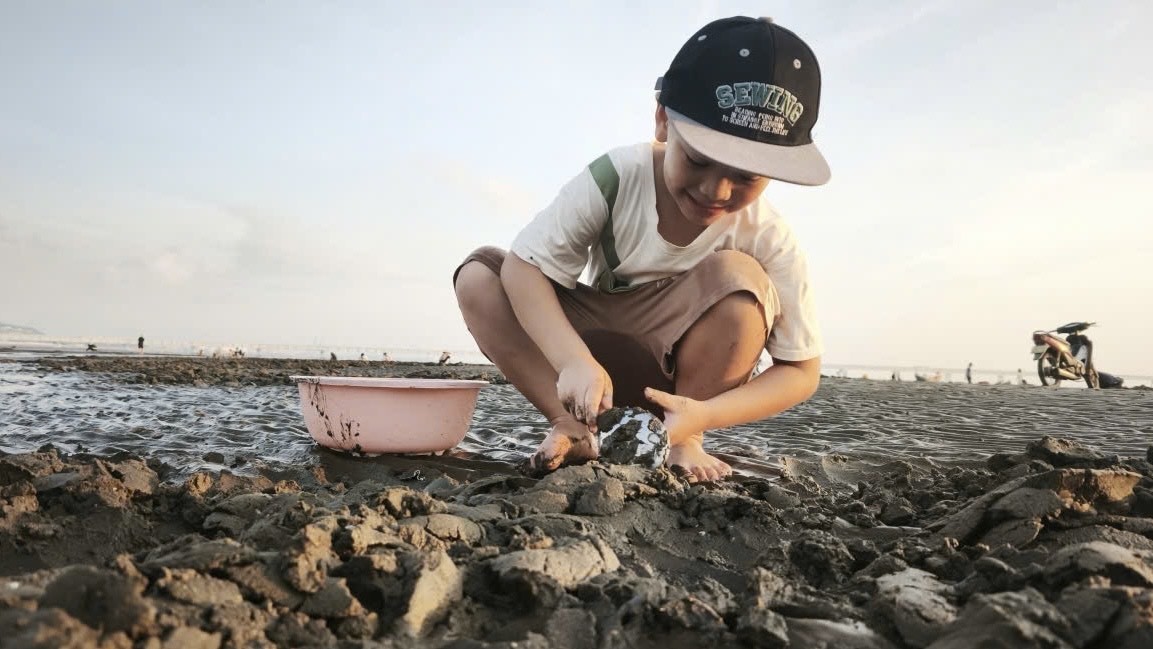 Những “ngư dân tí hon” trên biển Nghi Sơn lúc bình minh