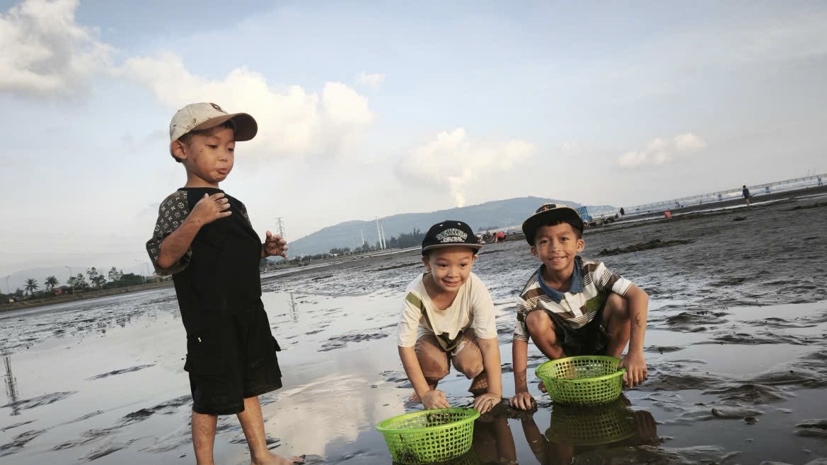 Những “ngư dân tí hon” trên biển Nghi Sơn lúc bình minh