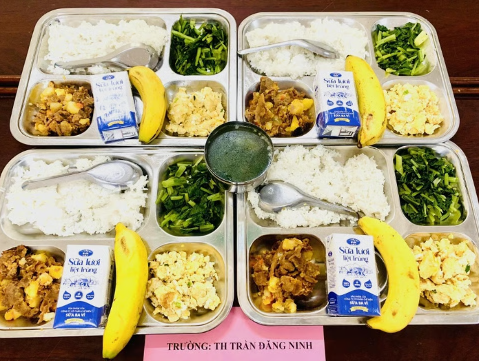 Suất ăn bán trú trường Tiểu học Trần Đăng Ninh (Đoài Phương, Hà Nội).