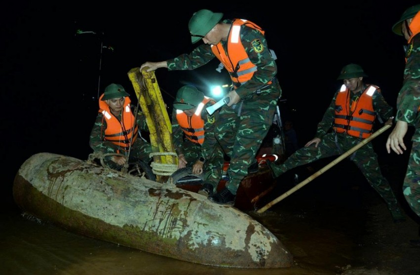 Lực lượng chức năng di dời bom.