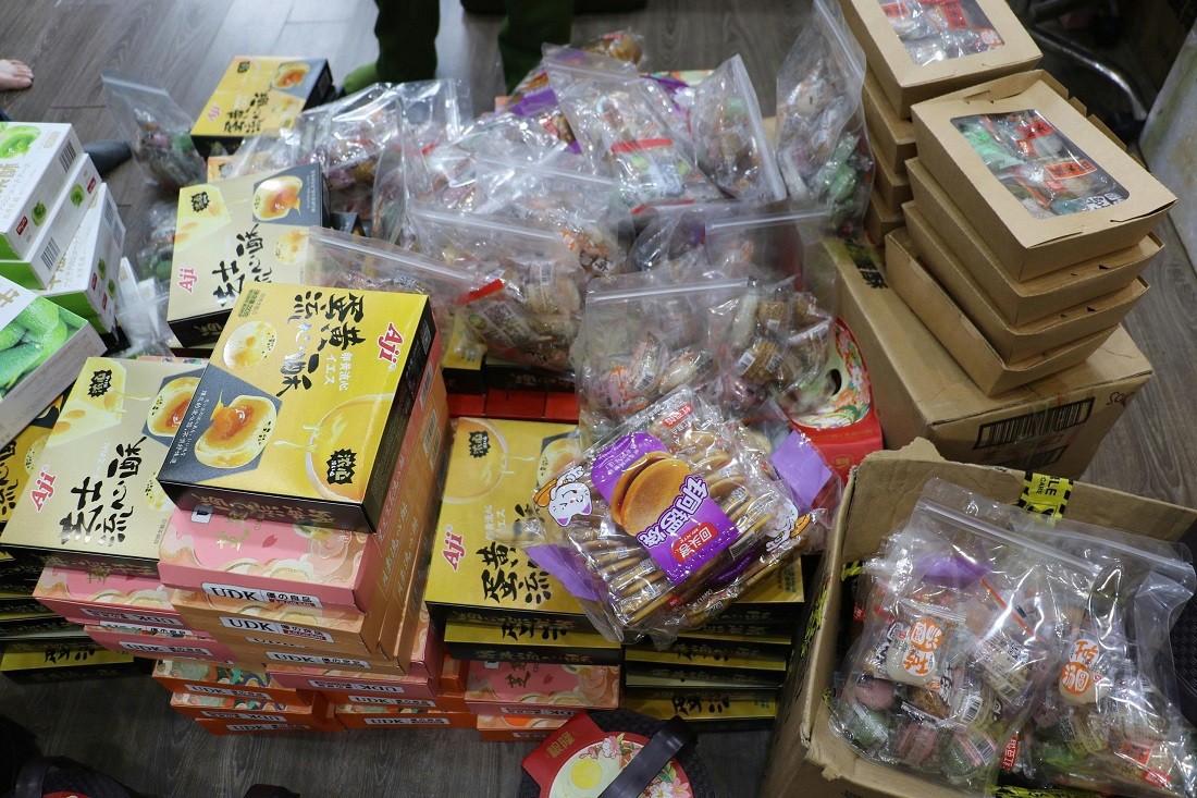 Số lượng lớn bánh trung thu không rõ nguồn gốc xuất xứ - Ảnh Công an Nghệ An.