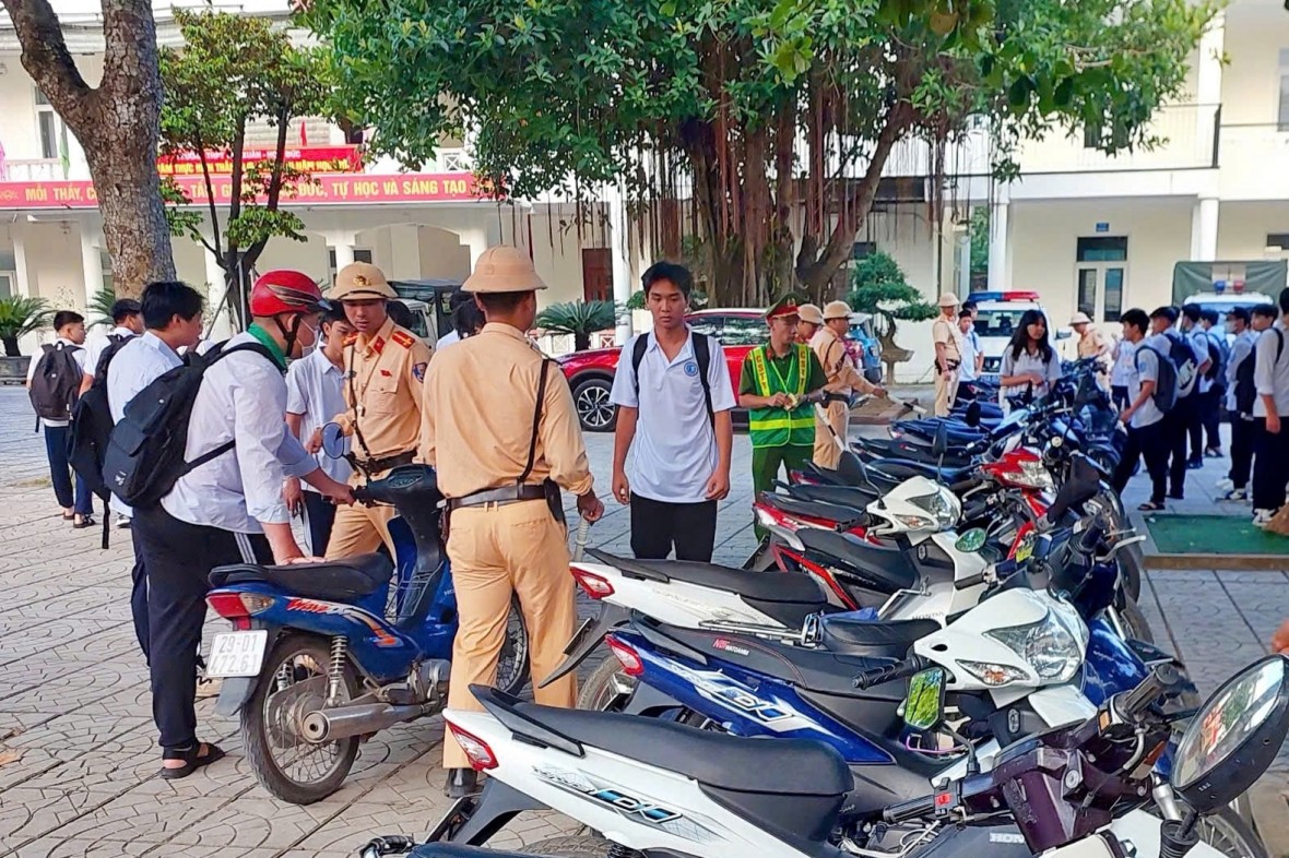 Siết chặt kiểm tra, xử lý vi phạm giao thông khu vực trường học.