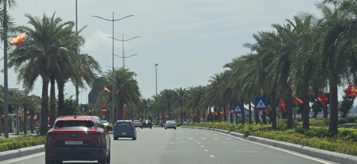 Cờ hoa rợp trời, Quảng Ninh tưng bừng khí thế trước thềm Đại hội XVI Đảng bộ tỉnh