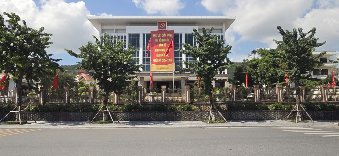 Cờ hoa rợp trời, Quảng Ninh tưng bừng khí thế trước thềm Đại hội XVI Đảng bộ tỉnh