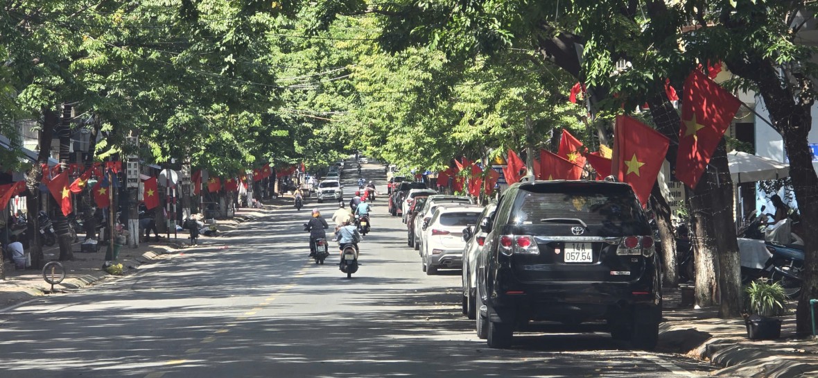 Cờ hoa rợp trời, Quảng Ninh tưng bừng khí thế trước thềm Đại hội XVI Đảng bộ tỉnh