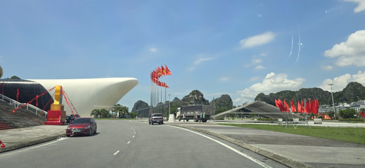 Cờ hoa rợp trời, Quảng Ninh tưng bừng khí thế trước thềm Đại hội XVI Đảng bộ tỉnh