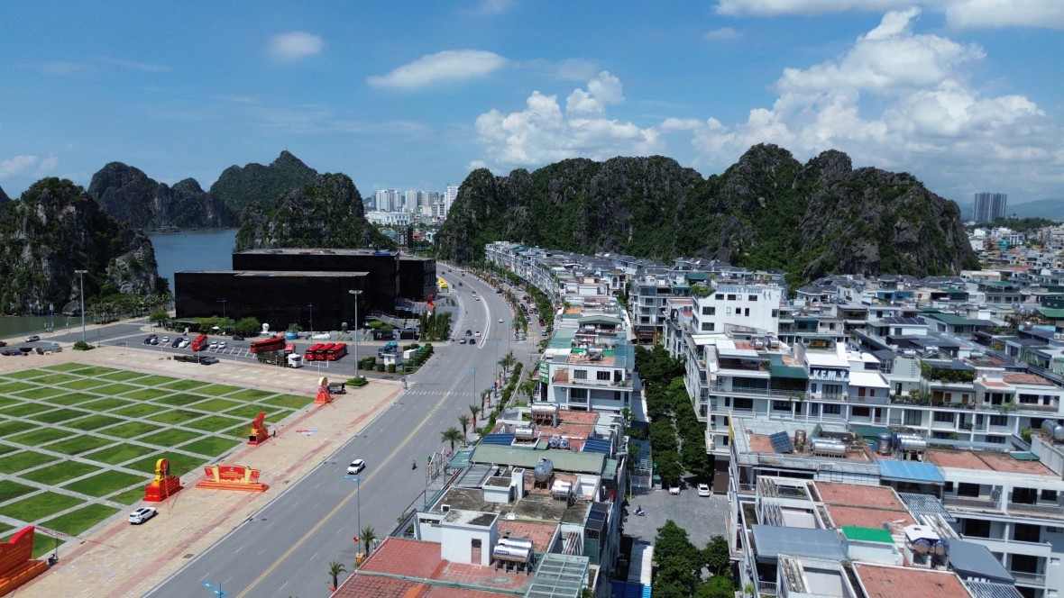 Cờ hoa rợp trời, Quảng Ninh tưng bừng khí thế trước thềm Đại hội XVI Đảng bộ tỉnh