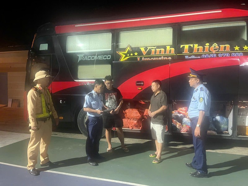 Tạm giữ hơn 3 tấn thực phẩm không rõ nguồn gốc ở Tuyên Quang Tạm giữ hơn 3 tấn thực phẩm không rõ nguồn gốc ở Tuyên Quang