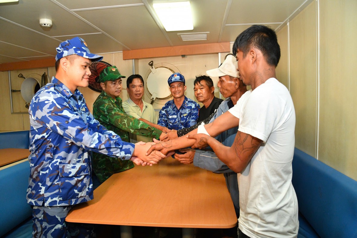 BTL Vùng Cảnh sát biển 4 kịp thời cứu vớt 4 ngư dân gặp nạn trên biển