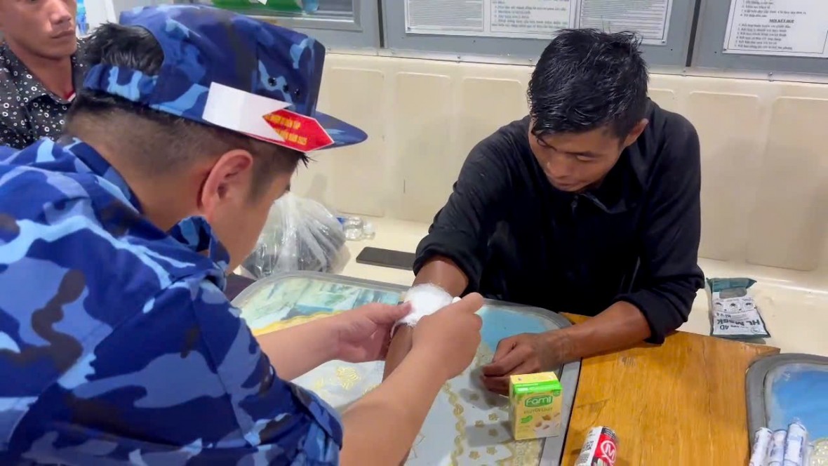 BTL Vùng Cảnh sát biển 4 kịp thời cứu vớt 4 ngư dân gặp nạn trên biển