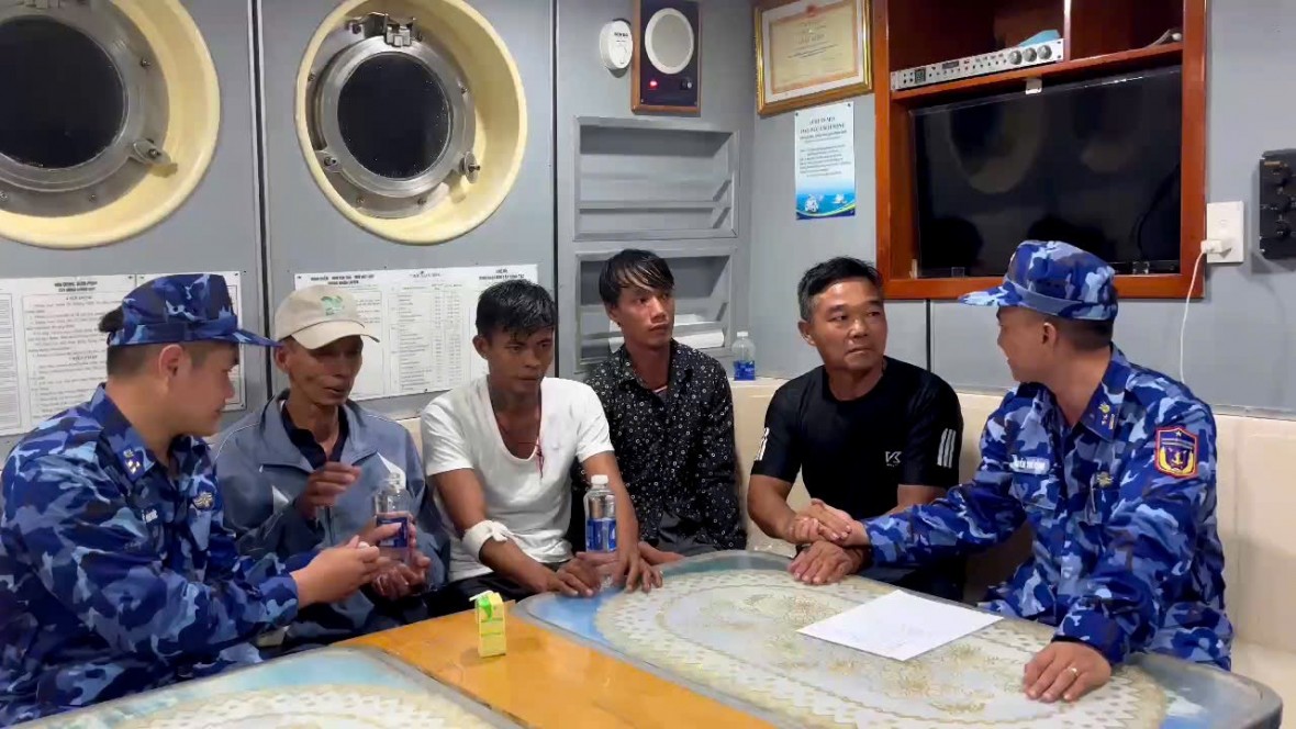 BTL Vùng Cảnh sát biển 4 kịp thời cứu vớt 4 ngư dân gặp nạn trên biển