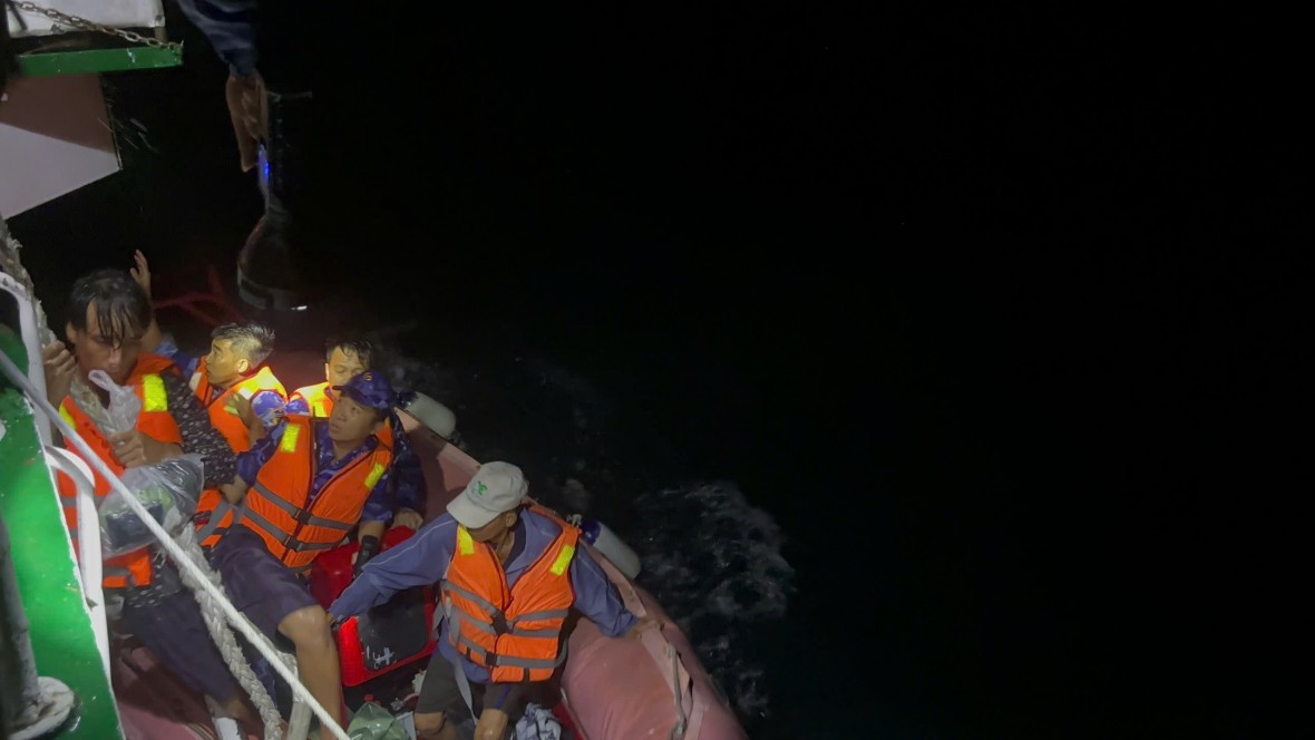 BTL Vùng Cảnh sát biển 4 kịp thời cứu vớt 4 ngư dân gặp nạn trên biển