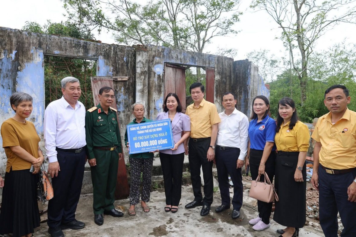 Hỗ trợ kinh phí cho gia đình bà Trần Thị Phương (khối Thái Sơn, phường Vinh Lộc) làm nhà ở.