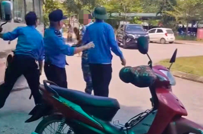 Người đàn ông bị bảo vệ dùng gậy để hành hung (Ảnh: Cắt từ clip).