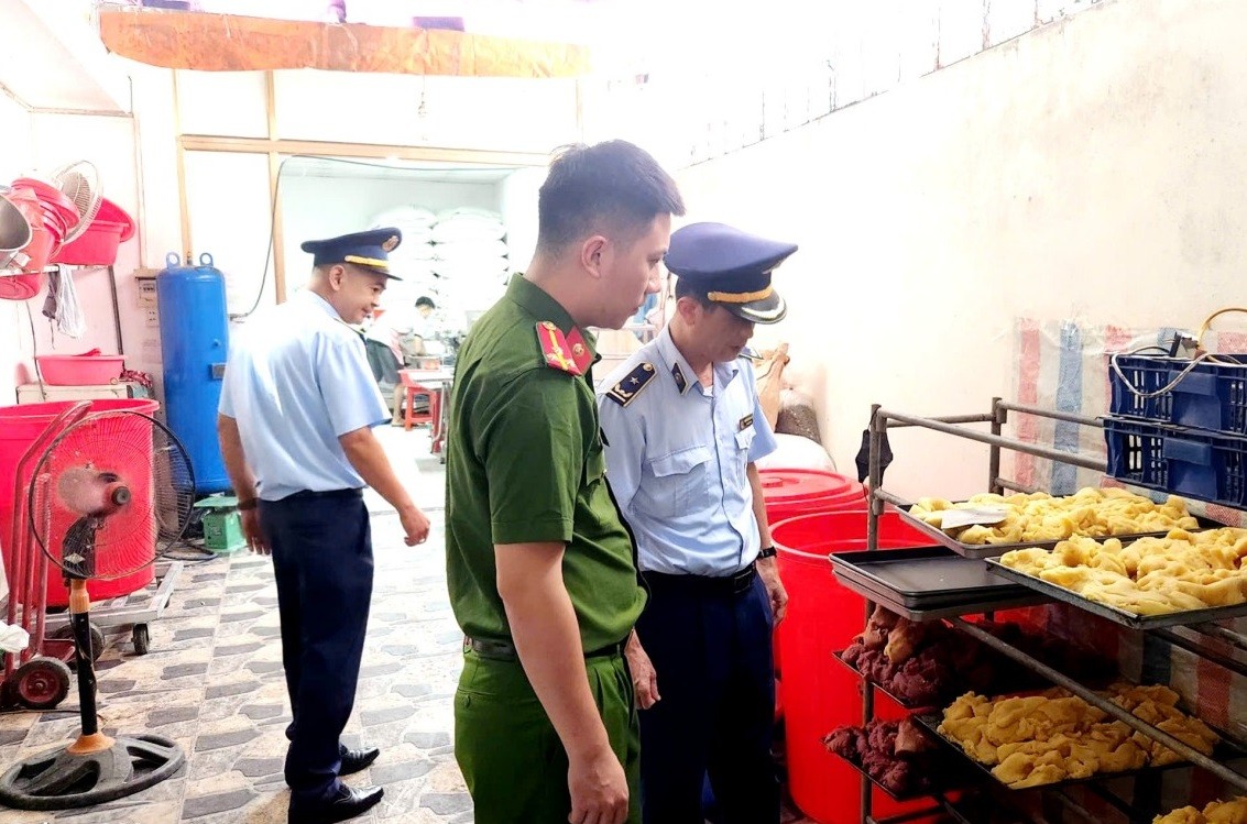 Xử phạt cơ sở sản xuất bánh trung thu vi phạm quy định vệ sinh an toàn thực phẩm Xử phạt cơ sở sản xuất bánh trung thu vi phạm quy định vệ sinh an toàn thực phẩm