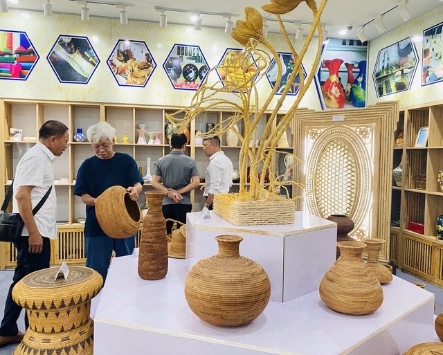 Tôn vinh, quảng bá các sản phẩm thủ công mỹ nghệ Thủ đô. (Ảnh: VGP)