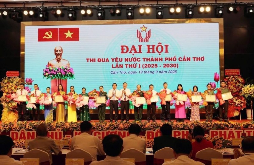 Thủ tướng tặng Bằng khen cho hơn 3.100 công dân tiêu biểu tại Cần Thơ Thủ tướng tặng Bằng khen cho hơn 3.100 công dân tiêu biểu tại Cần Thơ