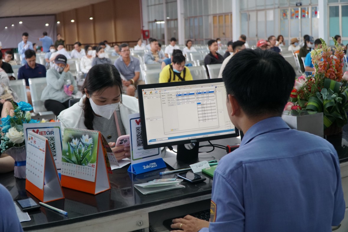 Người dân có mặt từ sớm tại ga Sài Gòn đợi mua vé tàu. Ảnh: Tiền phong