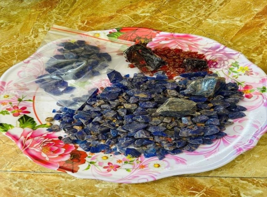 Bắt giữ 3 đối tượng livestream lừa đảo bán đá “đổ thạch” Bắt giữ 3 đối tượng livestream lừa đảo bán đá “đổ thạch”