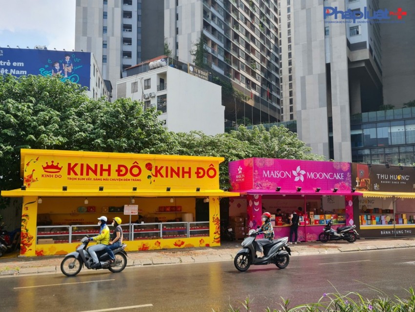 Tràn lan các cửa hàng bán bánh trung thu lấn chiếm vỉa hè ở Thủ đô