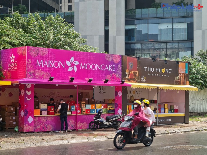 Tràn lan các cửa hàng bán bánh trung thu lấn chiếm vỉa hè ở Thủ đô