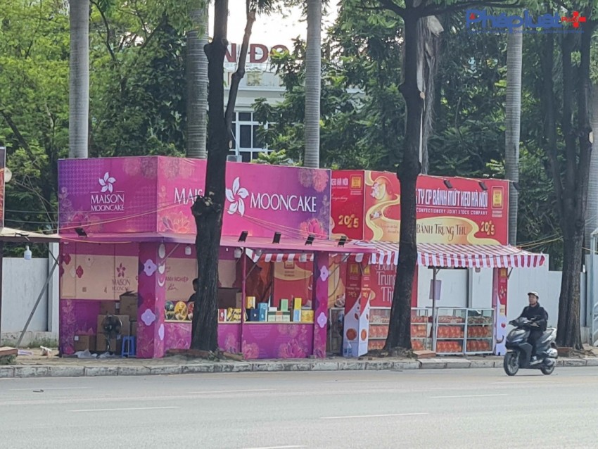 Tràn lan các cửa hàng bán bánh trung thu lấn chiếm vỉa hè ở Thủ đô