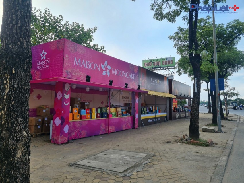 Tràn lan các cửa hàng bán bánh trung thu lấn chiếm vỉa hè ở Thủ đô