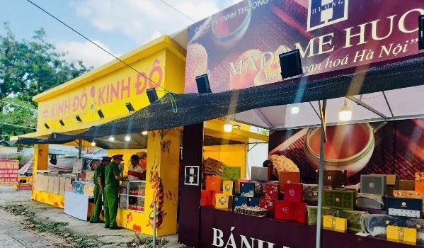 Công an Hà Nội tăng cường kiểm tra cửa hàng bánh Trung thu lấn chiếm vỉa hè