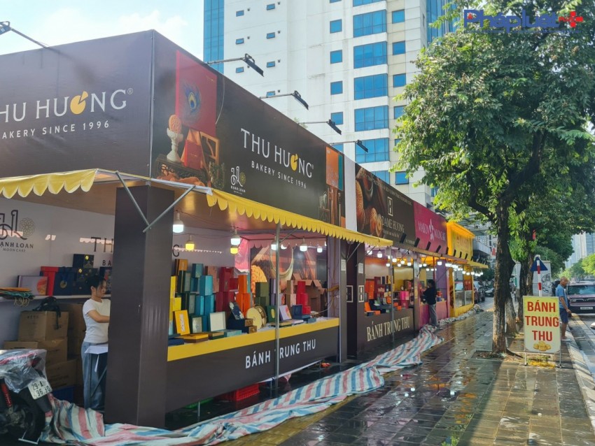 Tràn lan các cửa hàng bán bánh trung thu lấn chiếm vỉa hè ở Thủ đô