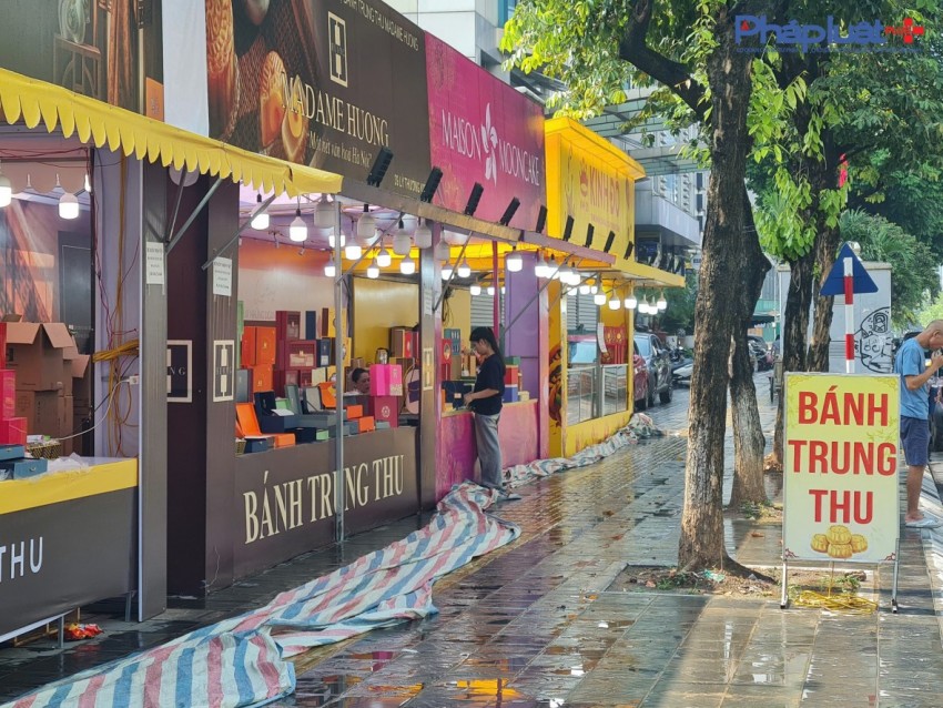 Tràn lan các cửa hàng bán bánh trung thu lấn chiếm vỉa hè ở Thủ đô