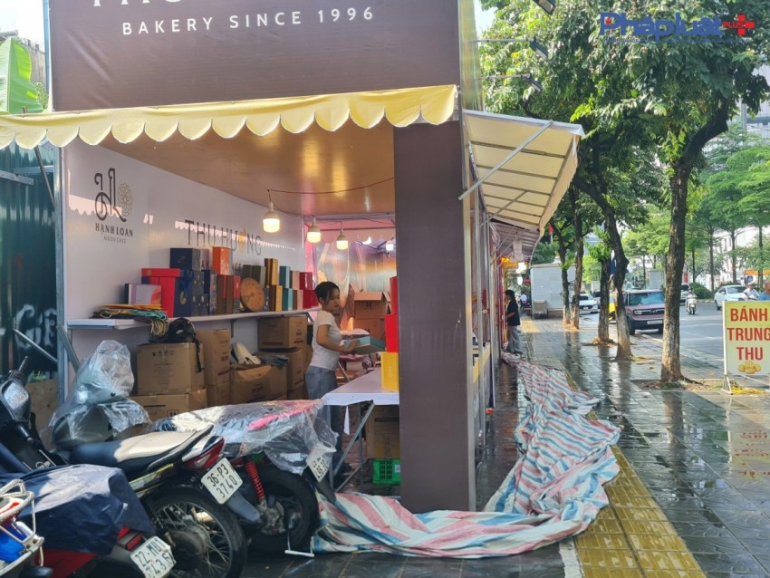 Tràn lan các cửa hàng bán bánh trung thu lấn chiếm vỉa hè ở Thủ đô