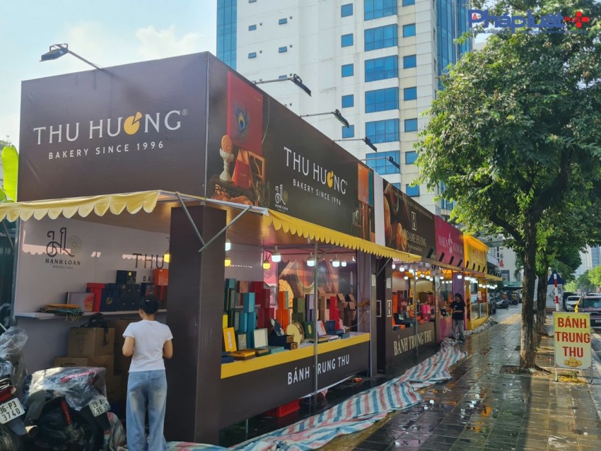 Tràn lan các cửa hàng bán bánh trung thu lấn chiếm vỉa hè ở Thủ đô