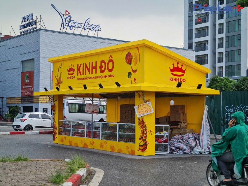 Tràn lan các cửa hàng bán bánh trung thu lấn chiếm vỉa hè ở Thủ đô