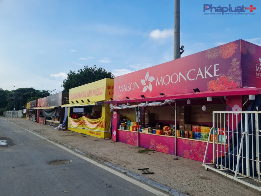Tràn lan các cửa hàng bán bánh trung thu lấn chiếm vỉa hè ở Thủ đô