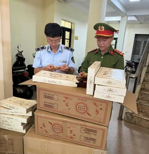 Gần 1.000 chiếc bánh trung thu không rõ nguồn gốc bị quản lý thị trường tiêu huỷ