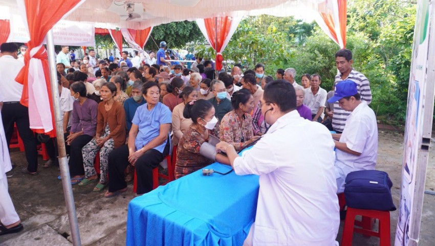 Bệnh viện Quân y 120 khám bệnh, cấp thuốc, tặng quà cho Nhân dân dịp Lễ Sen Đôn-ta 2025