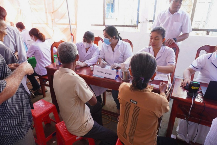 Bệnh viện Quân y 120 khám bệnh, cấp thuốc, tặng quà cho Nhân dân dịp Lễ Sen Đôn-ta 2025